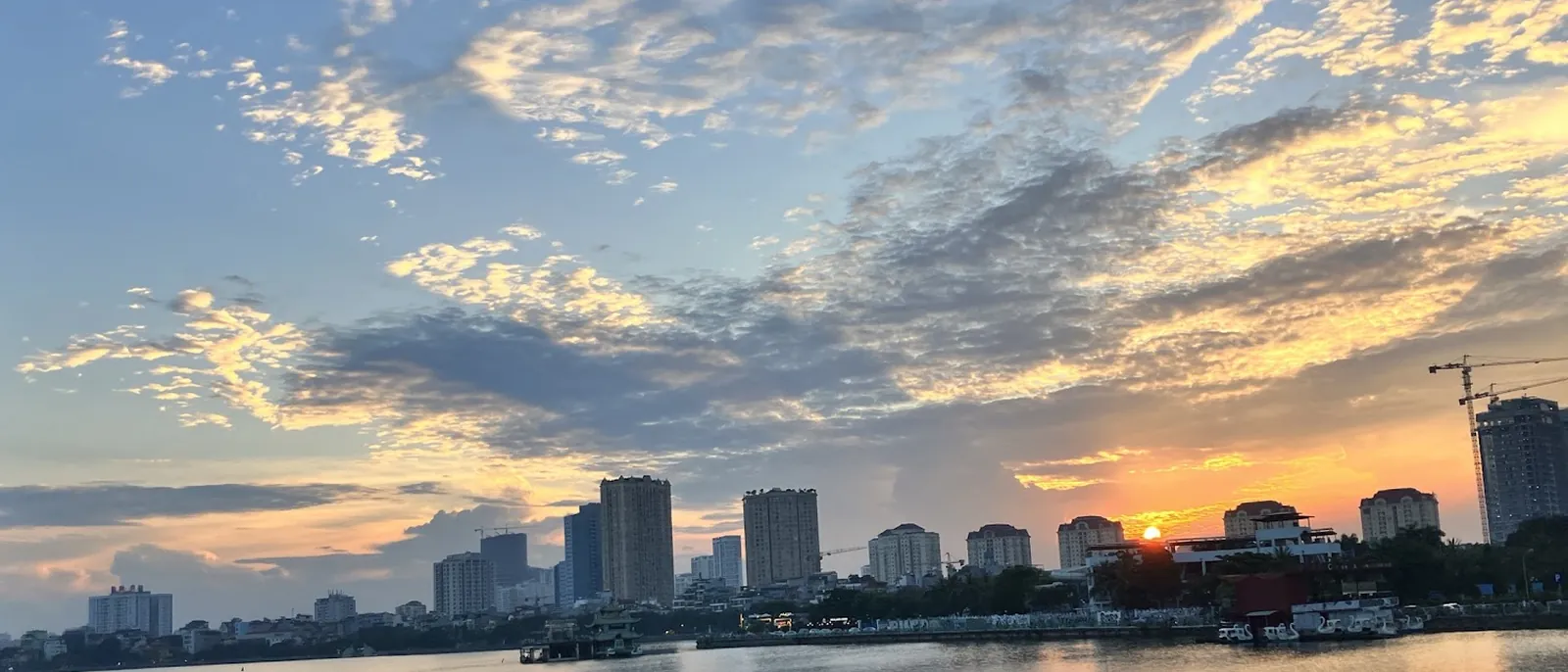 夕暮れのハノイ西湖