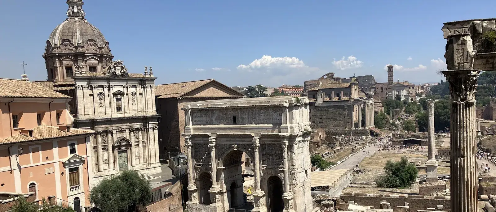 ローマのフォロ・ロマーノ。凱旋門と神殿の柱が並ぶ遺跡の広がり。